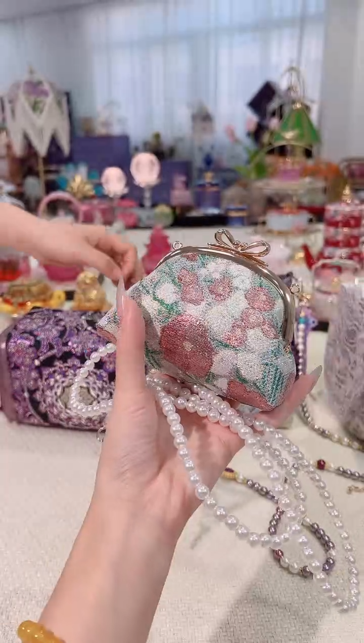  非遗西阵织 如图所示