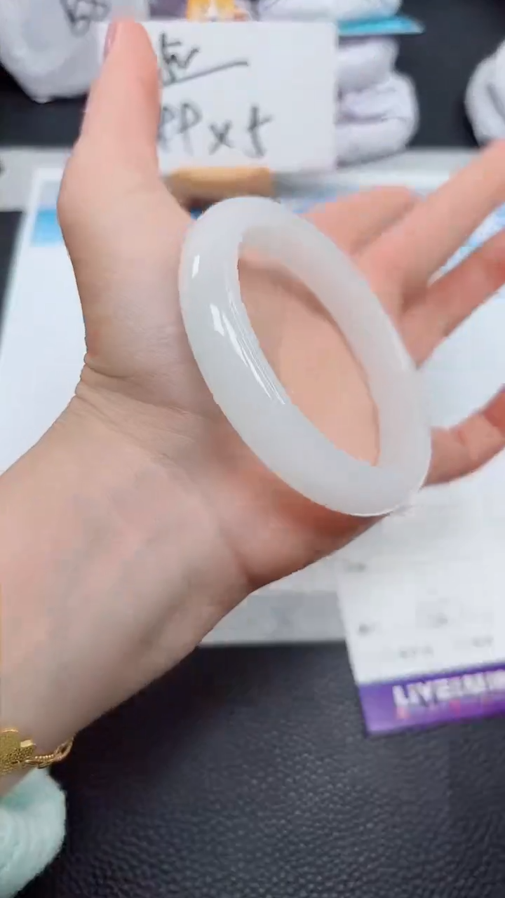 【闪购商品】石英质玉手镯未镶嵌300