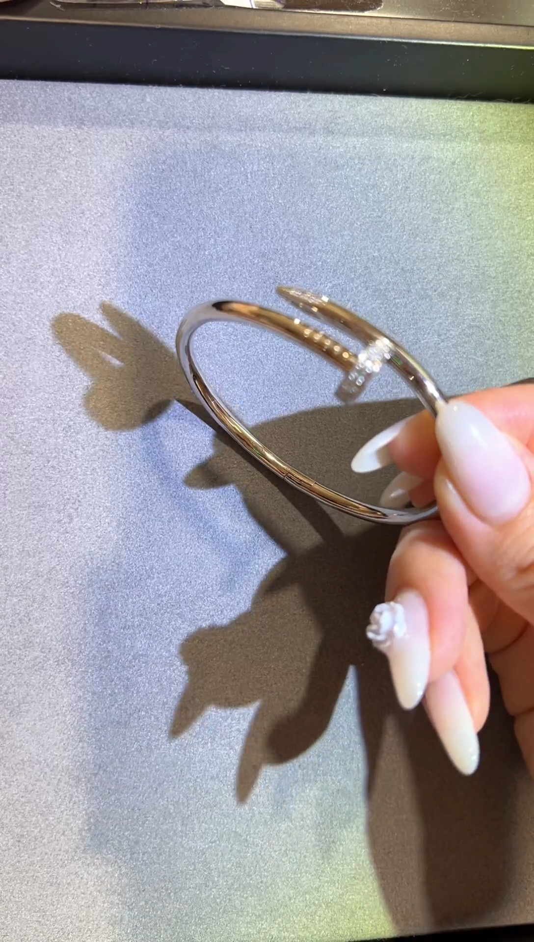 手镯18K金镶嵌钻石18k金钉子手镯