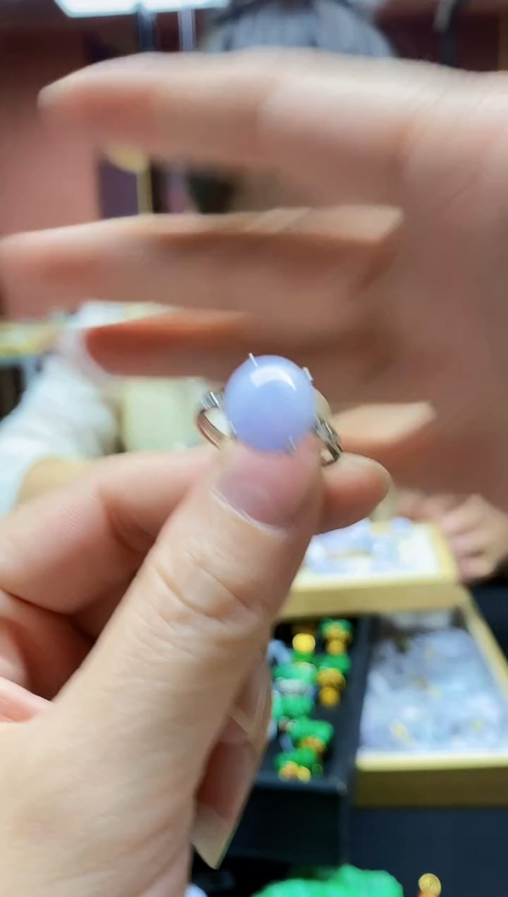 颈饰未镶嵌翡翠戒指
