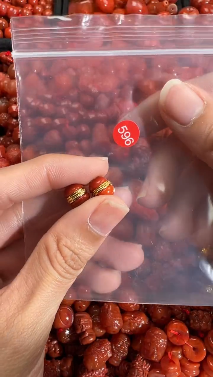 南红玛瑙未镶嵌颈饰1