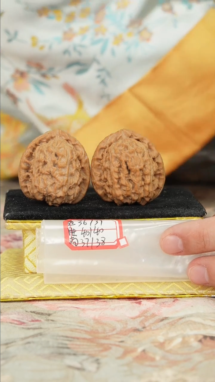 【闪购商品】文玩核桃把件白狮子