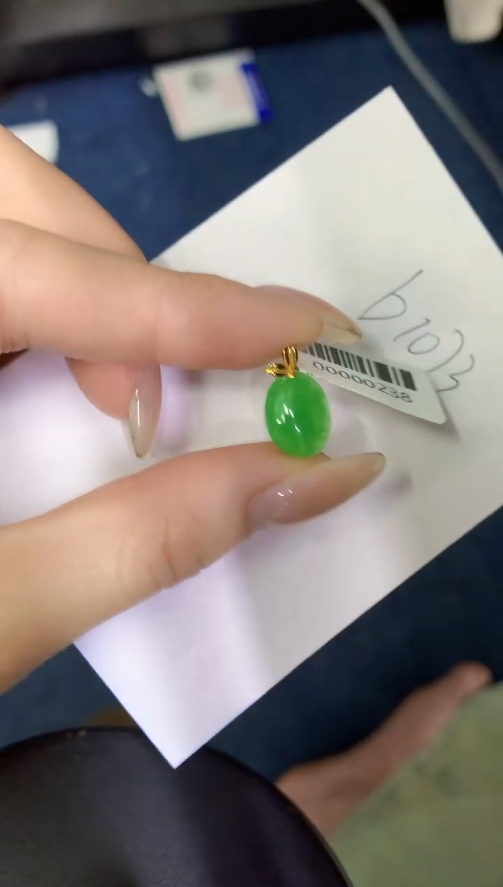 翡翠18K金镶嵌颈饰缅甸天然翡翠A货