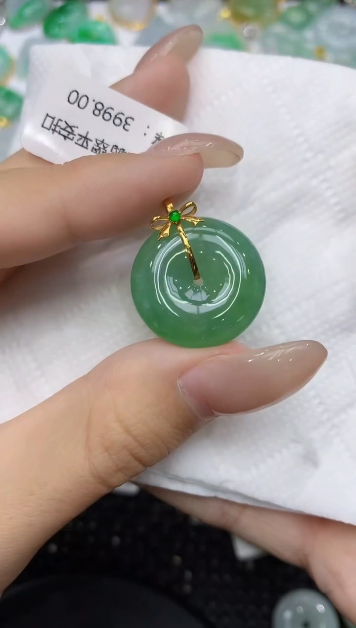 翡翠18K金镶嵌颈饰111111111111