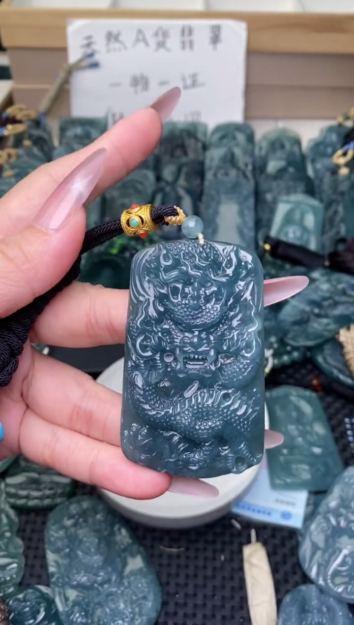 颈饰未镶嵌翡翠          