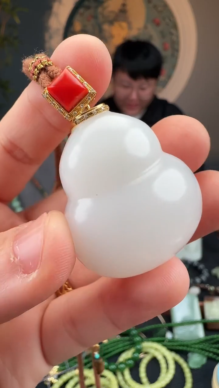 颈饰18K金镶嵌和田玉八****?和田玉