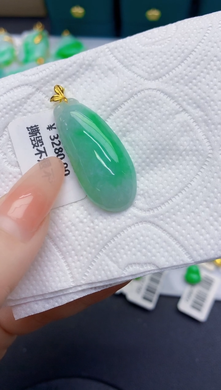 颈饰18K金镶嵌翡翠缅甸天然翡翠A货