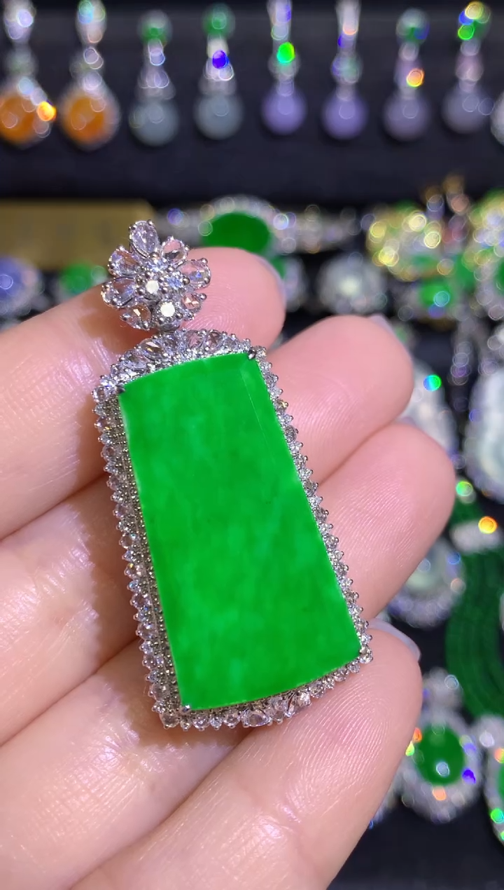 【闪购商品】翡翠颈饰18K金镶嵌高冰满绿无事牌吊坠