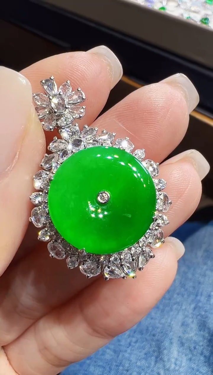 颈饰18K金镶嵌翡翠平安扣