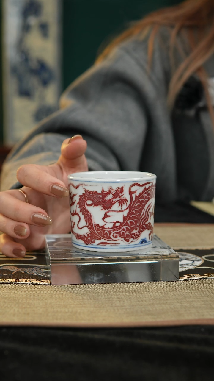 【闪购商品】全釉里红龙纹直口杯