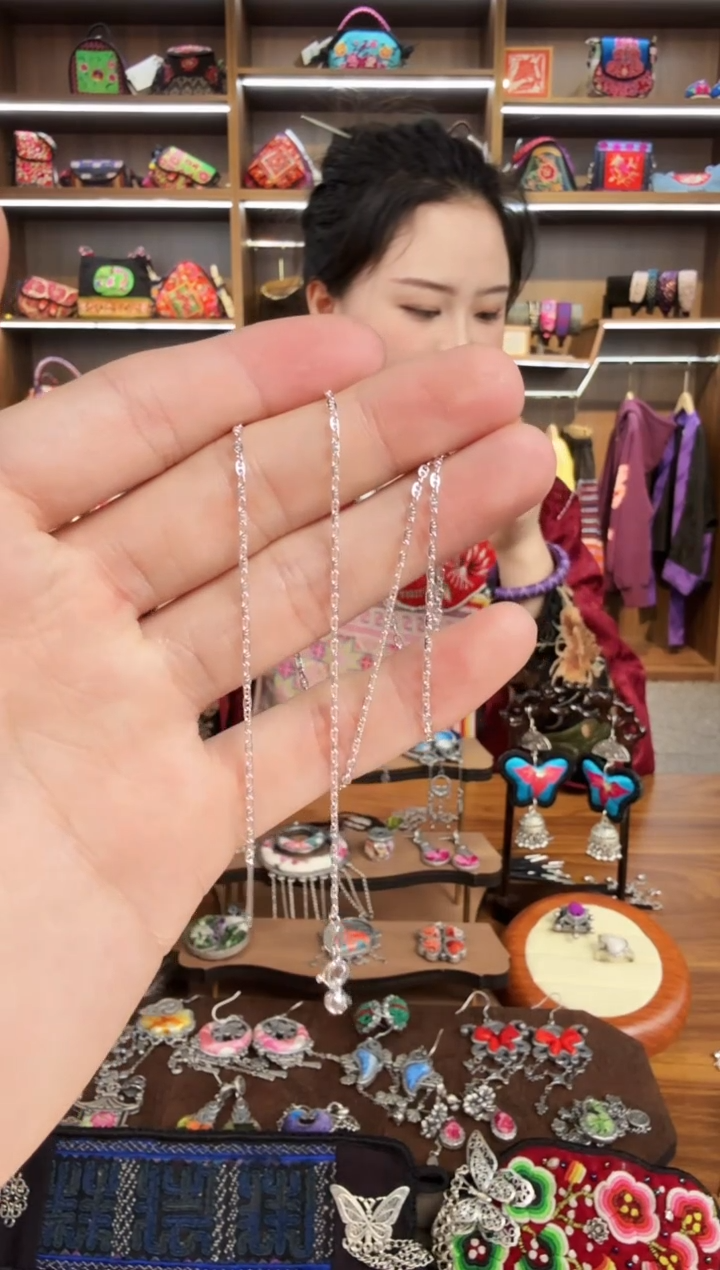 【闪购商品】织绣43蒙阿苏苗绣传承