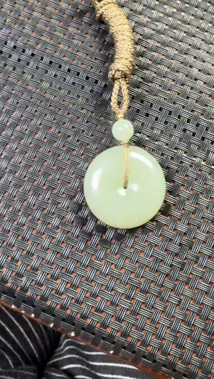 颈饰未镶嵌和田玉近矿平安扣