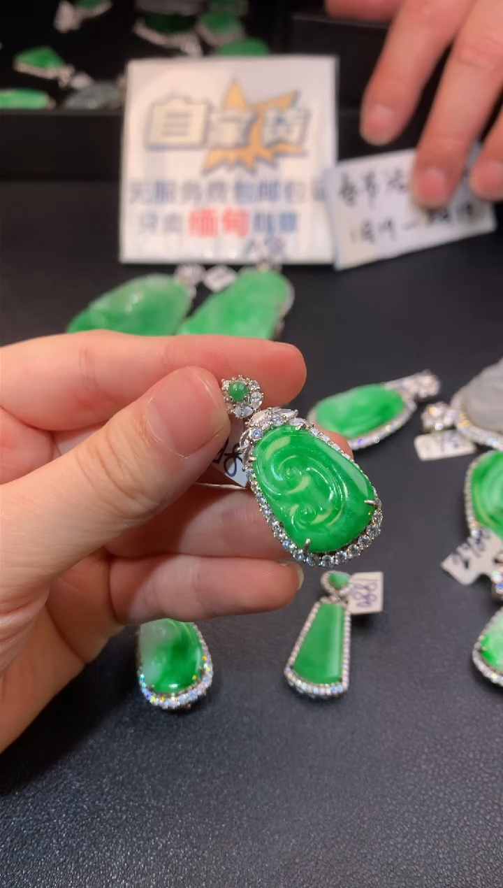 【闪购商品】翡翠颈饰银S925镶嵌翡翠
