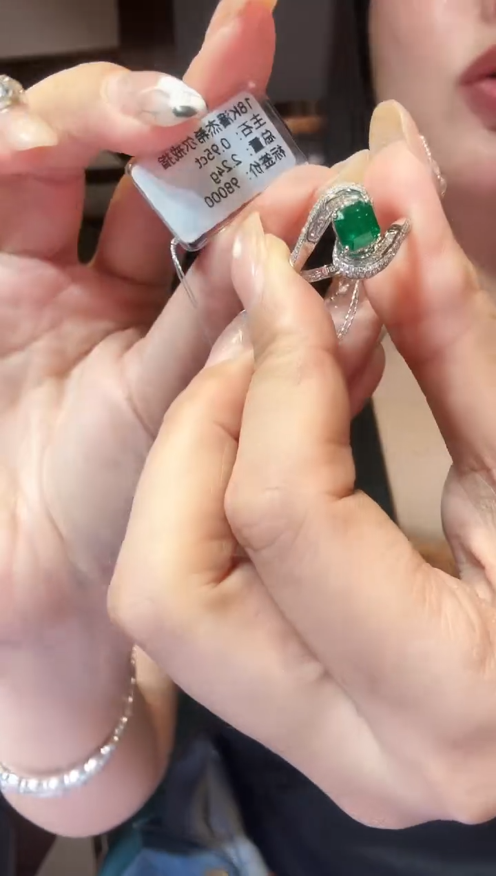 18K金镶嵌戒指祖母绿0.95ct 