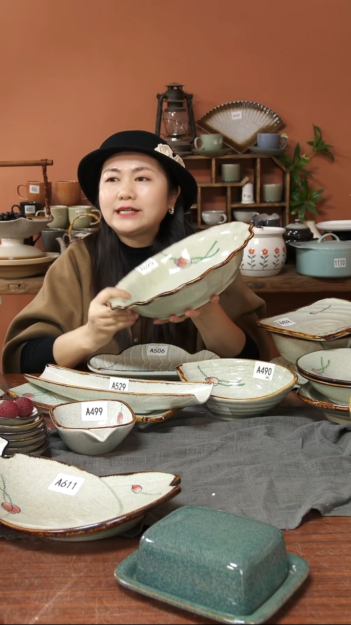 陶瓷A525 一只花边手绘荷花黑点30*7可能微