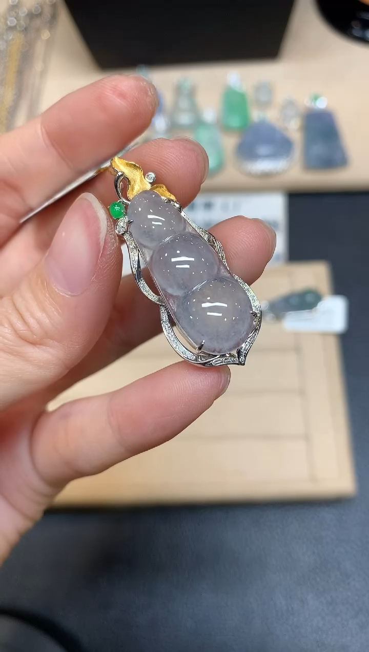 【闪购商品】翡翠颈饰18K金镶嵌福豆【无服务费