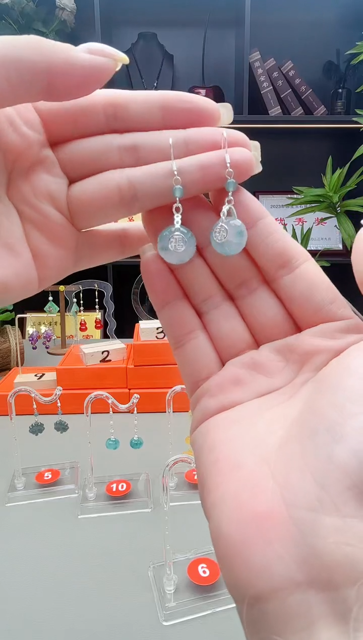 未镶嵌石英质玉（天山翠）耳钉F02