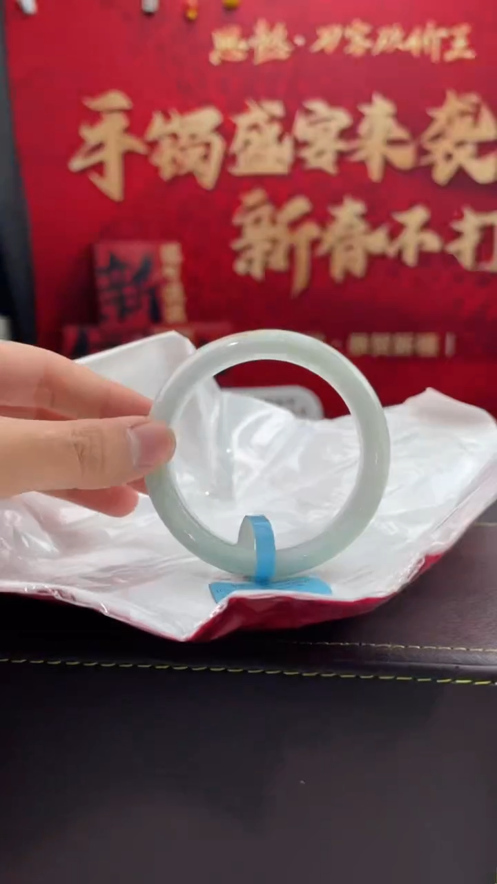 【闪购商品】翡翠手镯未镶嵌19翡翠手镯（微瑕）