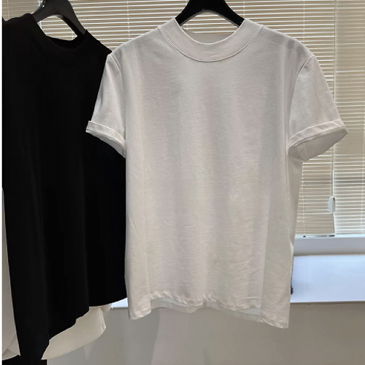 简约款 别致宽领口 剪裁干净利落 后中线半高领棉质t恤-8800