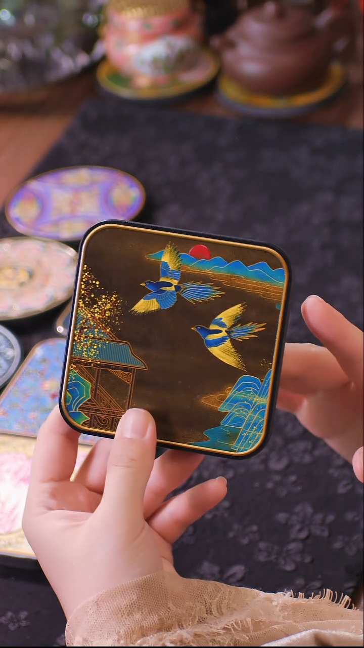 壹藏贰宝飞燕图案杯垫一片