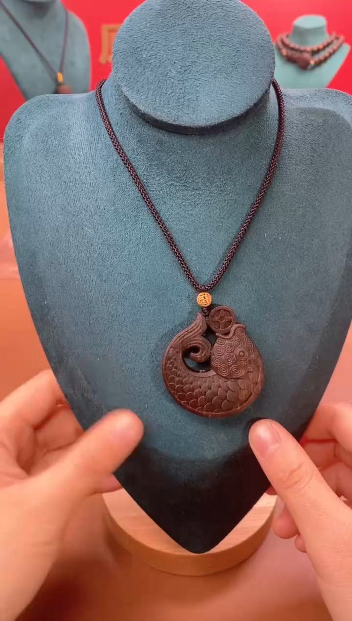 【闪购商品】沉香木手串P顺化紫棋手雕年年有鱼牌