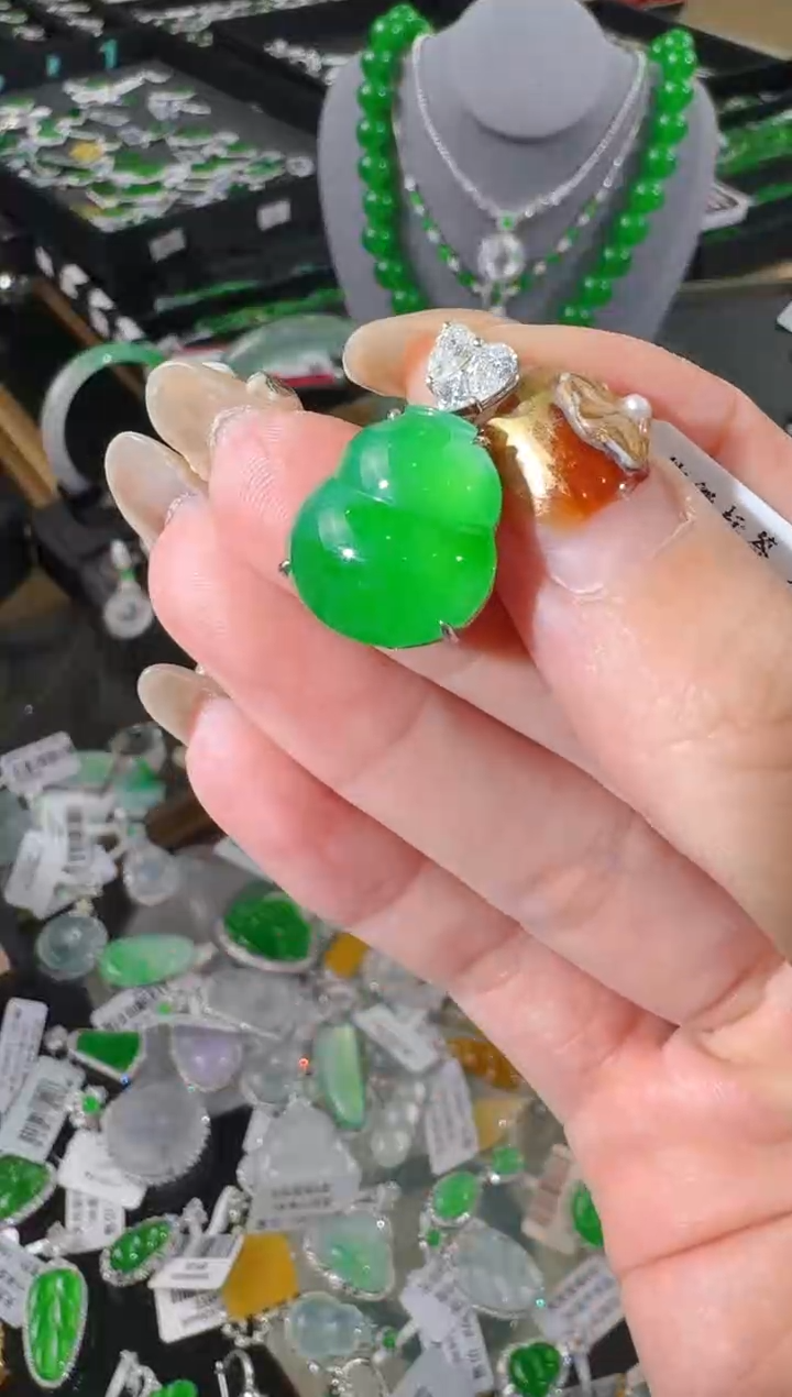 【闪购商品】翡翠颈饰18K金镶嵌葫芦