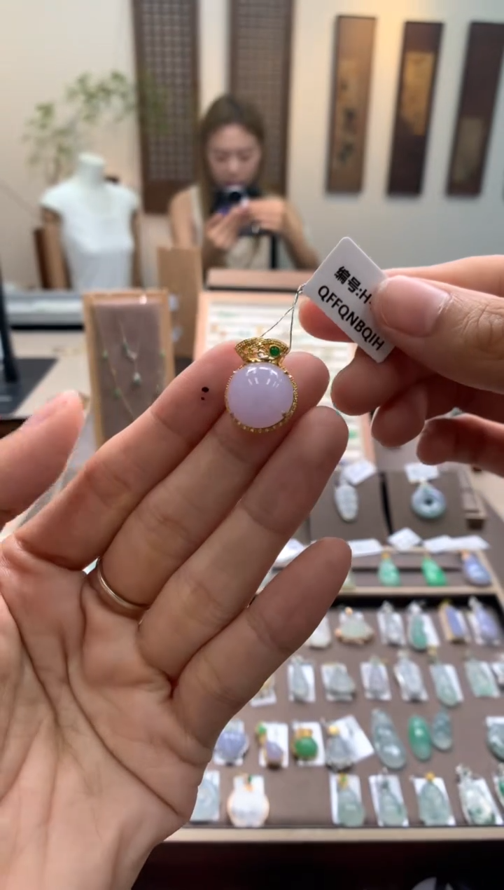 颈饰18K金镶嵌翡翠钱袋