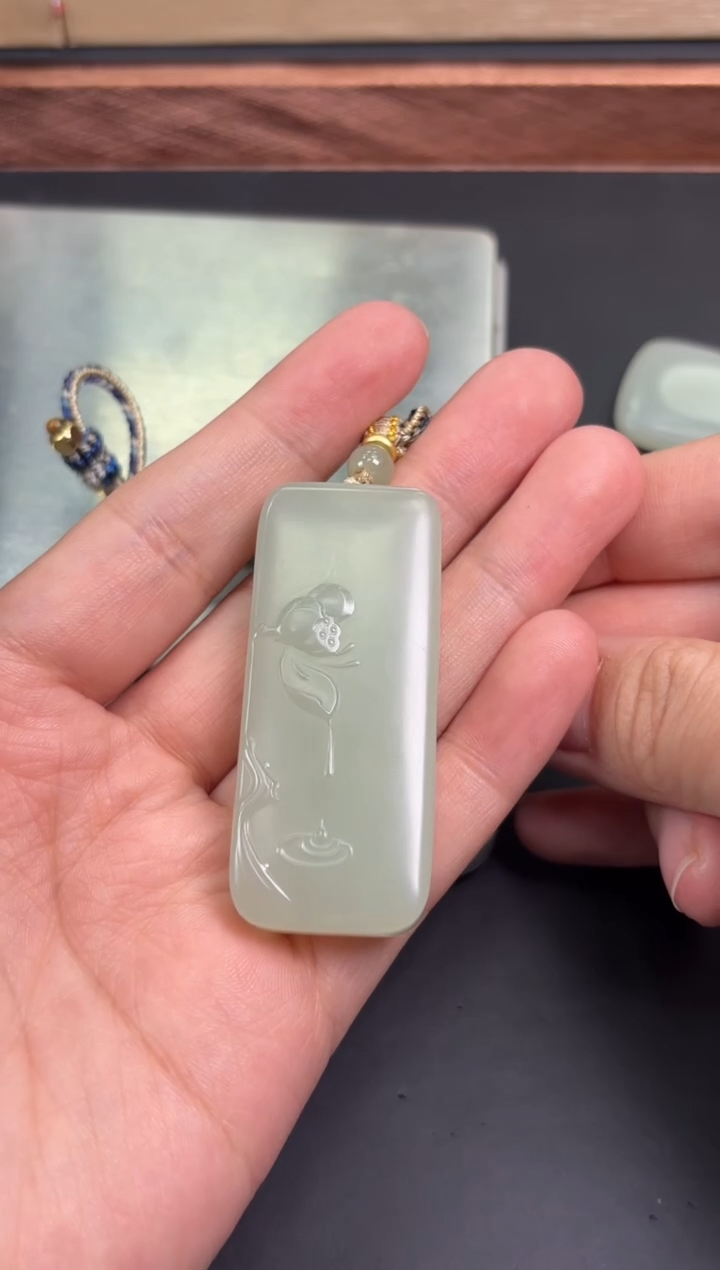 【闪购商品】和田玉吊坠(赠链)未镶嵌且末微色差迪克兰吊坠
