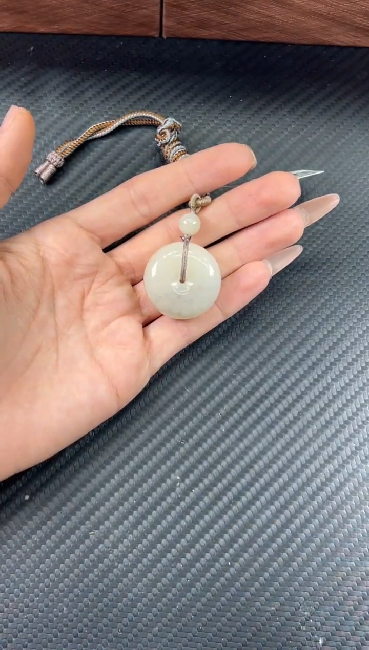 吊坠(赠链)未镶嵌和田玉黑山微色差平安扣
