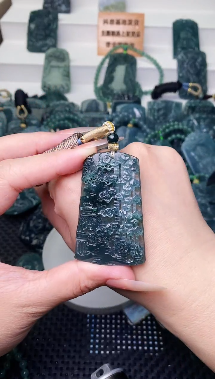 颈饰未镶嵌翡翠 