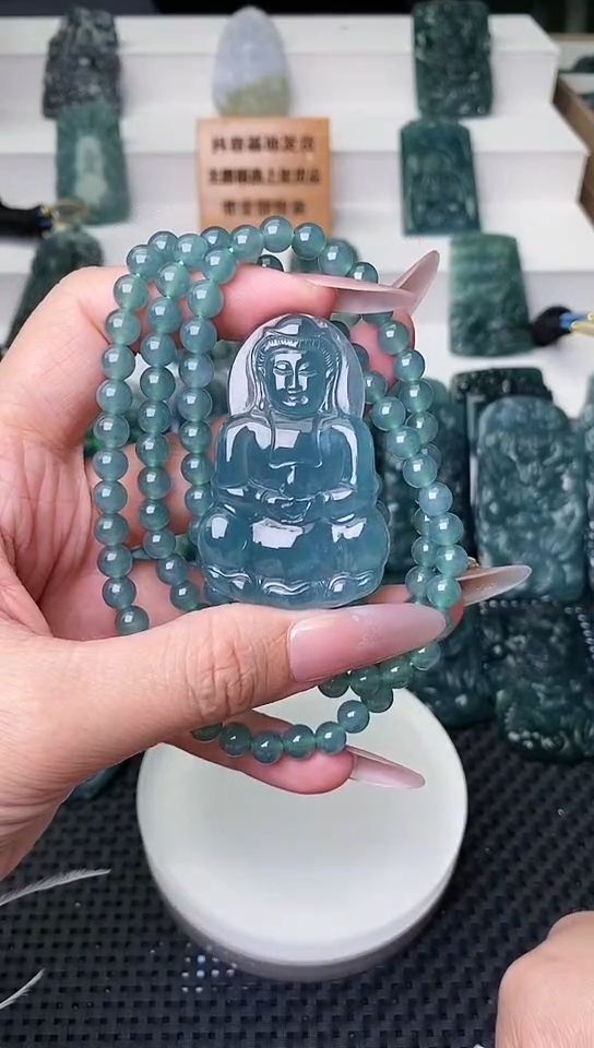 颈饰未镶嵌翡翠 