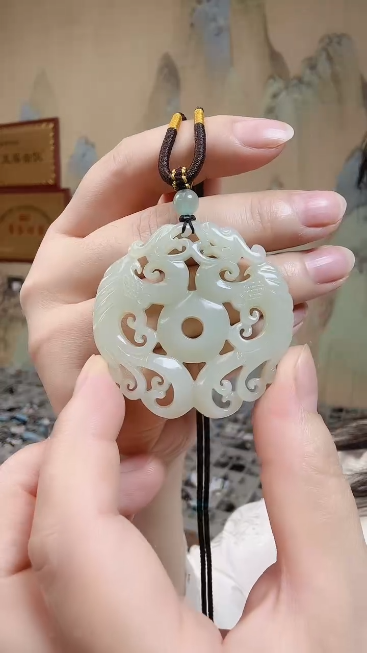 和田玉未镶嵌颈饰.