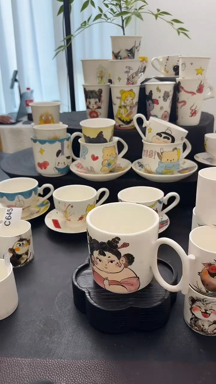 纯手工丢****巴纯手工绘制陶瓷杯