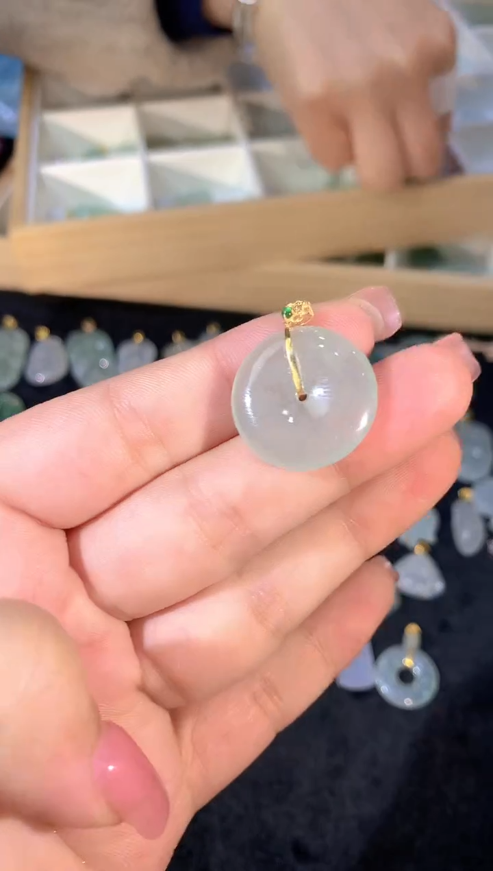 【闪购商品】翡翠吊坠(不含链)18K金镶嵌041llx时尚