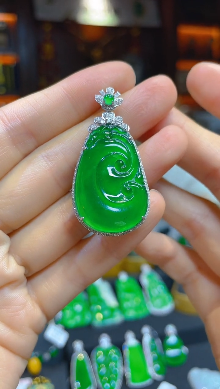 【闪购商品】翡翠颈饰18K金镶嵌118551天然A货翡翠如意吊坠