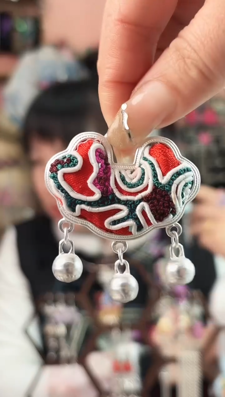 织绣彩云南阁老绣饰品  180