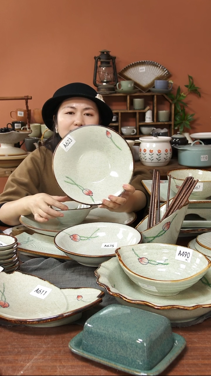 陶瓷A623 手绘荷花黑点斗笠碗一个微瑕22.5*4