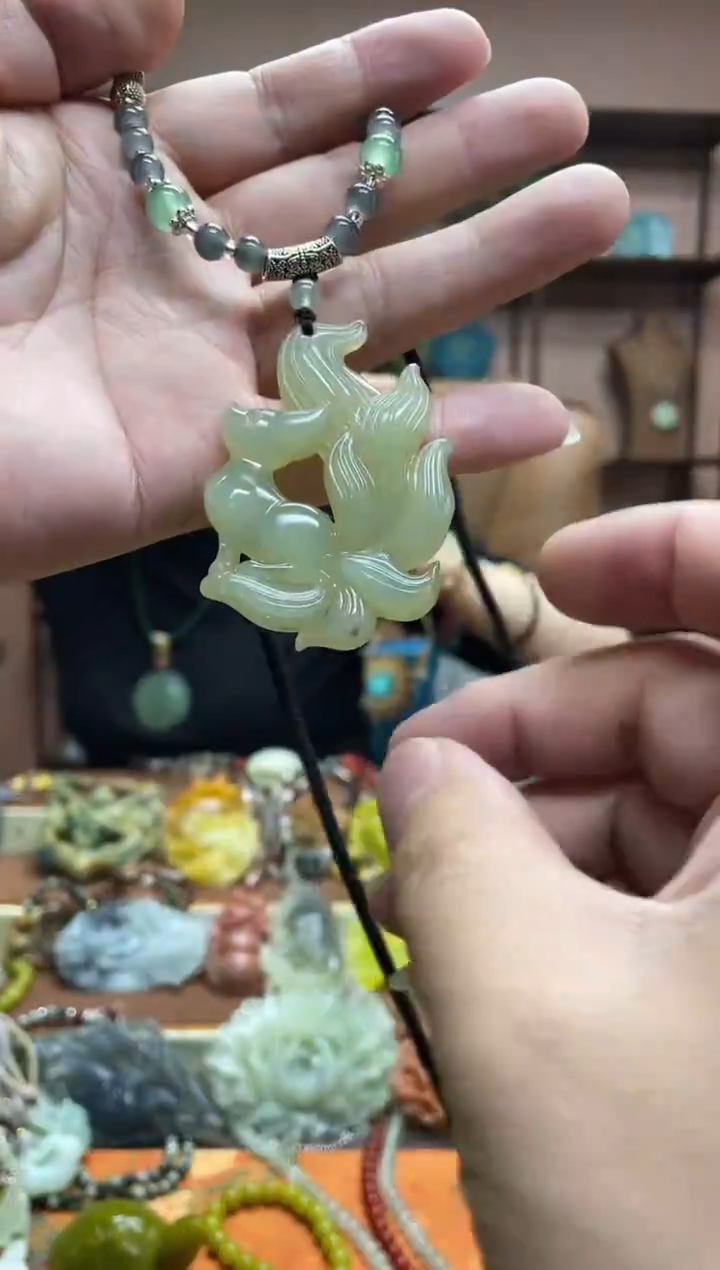 未镶嵌岫玉颈饰·