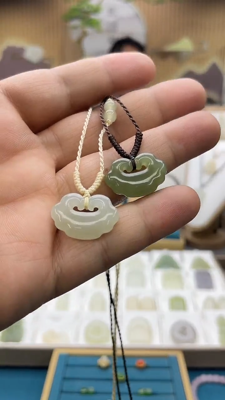 吊坠(不含链)未镶嵌和田玉约卡22mm平安锁，多样性发一件