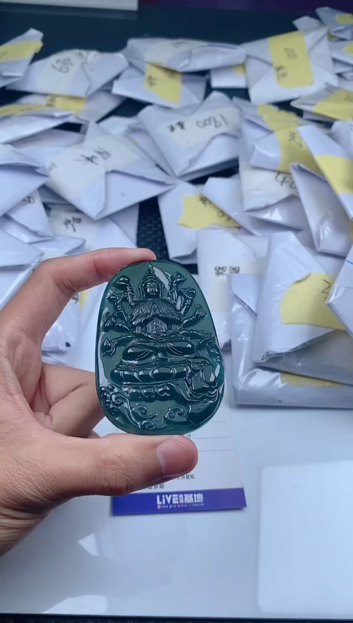 翡翠未镶嵌颈饰           