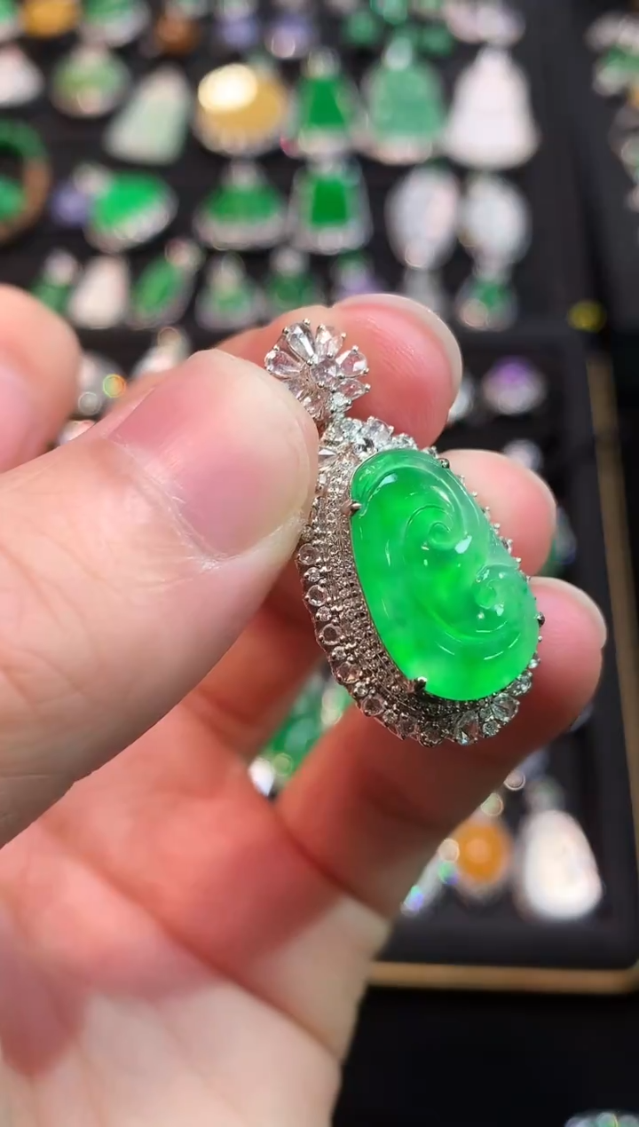 吊坠(赠链)18K金镶嵌翡翠高冰金丝阳绿小如意吊坠