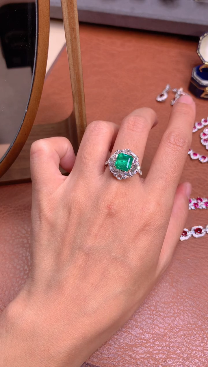 【闪购商品】祖母绿戒指18K金镶嵌2.22CT