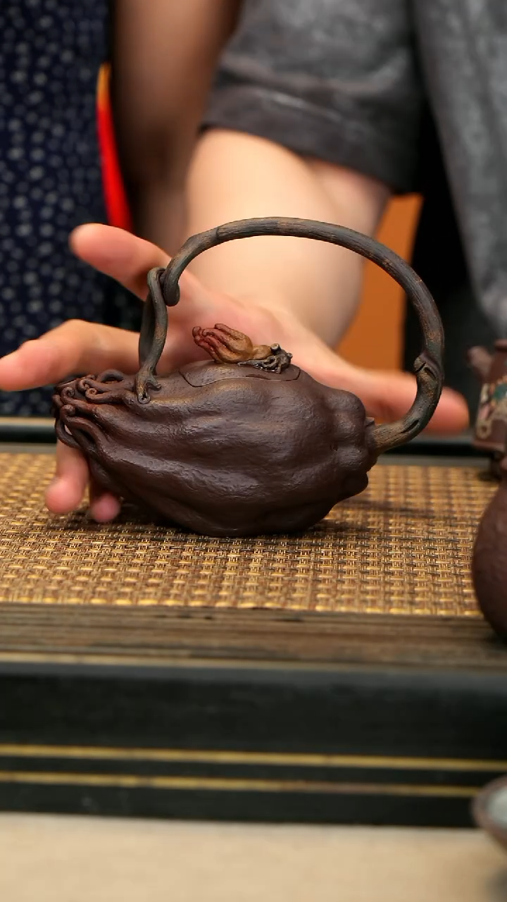 茶壶紫砂XS29《佛手提梁》紫玉金砂