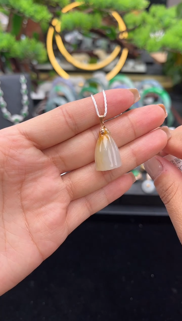 颈饰18K金镶嵌翡翠吊坠