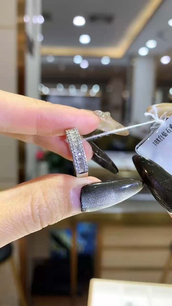 【闪购商品】钻石戒指18K金镶嵌钻石戒指