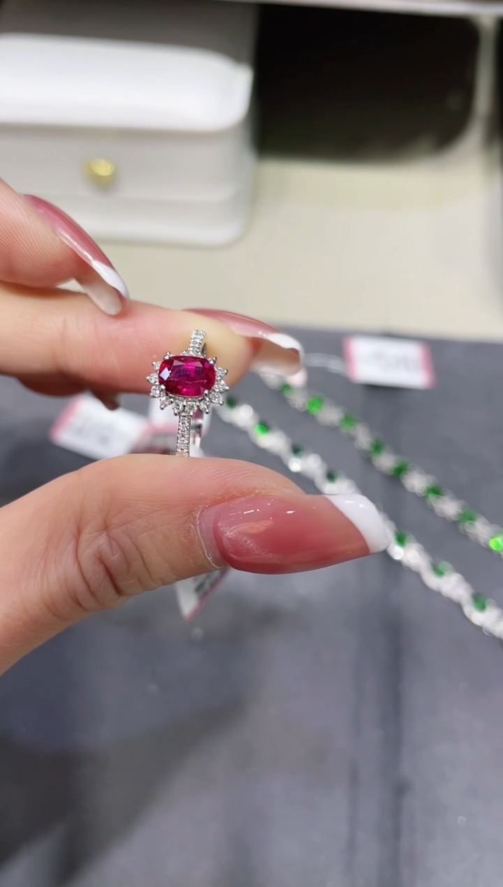 铂Pt950镶嵌红宝石戒指