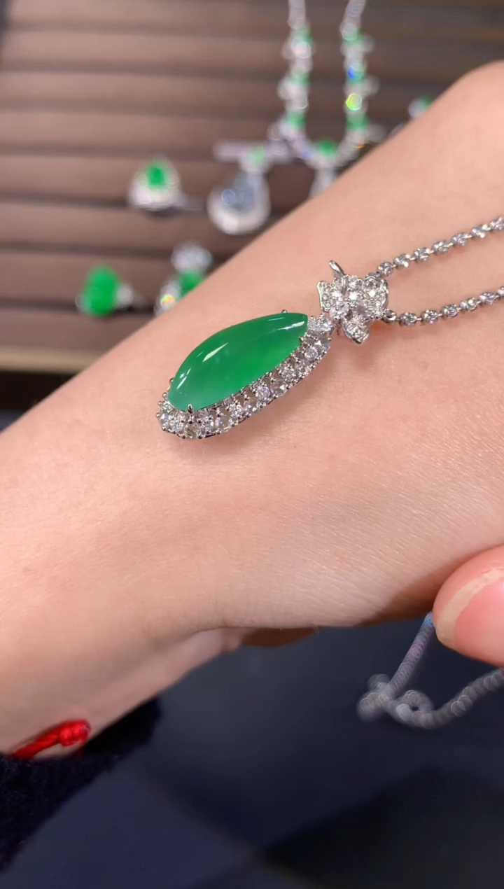 【闪购商品】翡翠吊坠(不含链)18K金镶嵌A631|15800