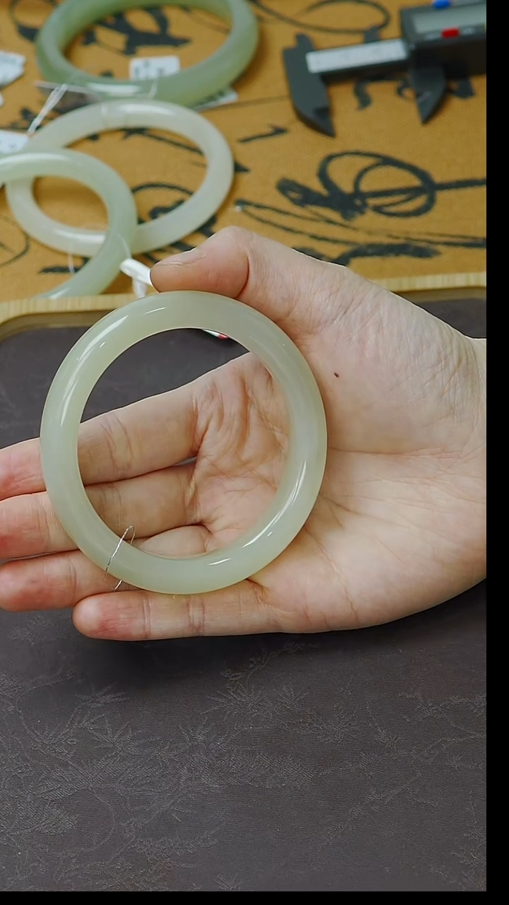 未镶嵌手镯和田玉56圈口正装冰胶葡萄肉