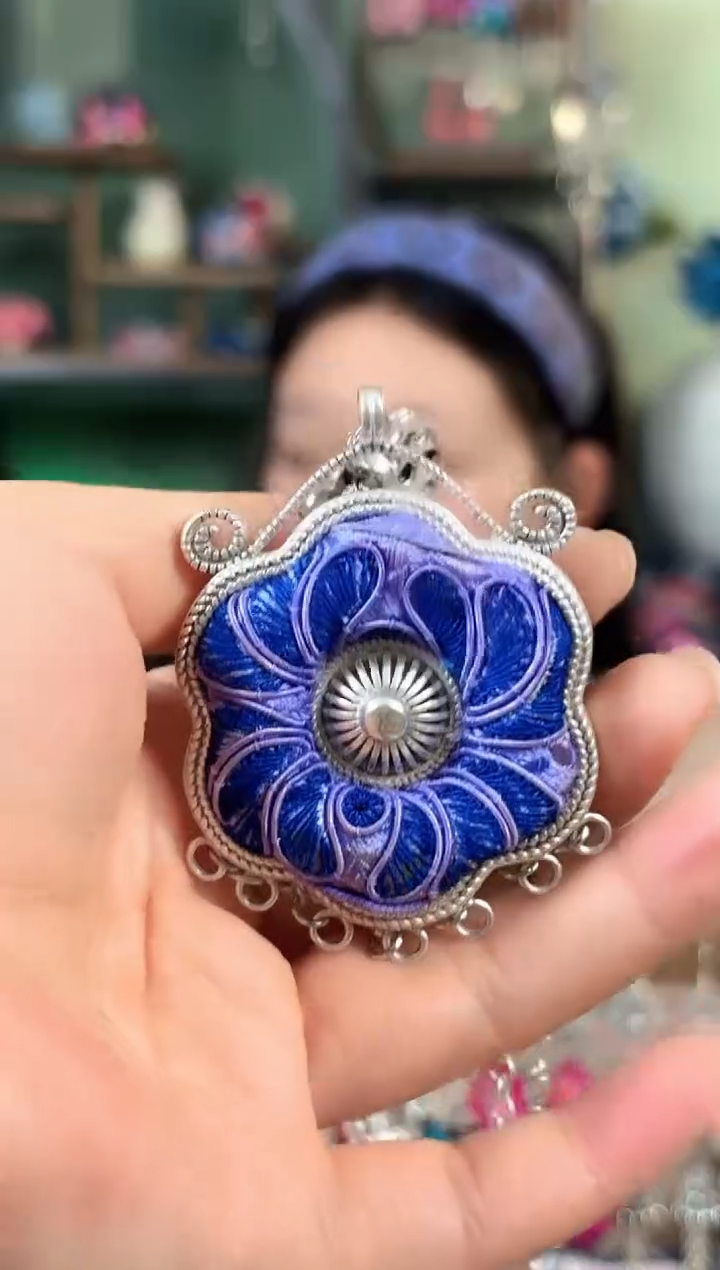 彩云南阁非遗老绣饰品527