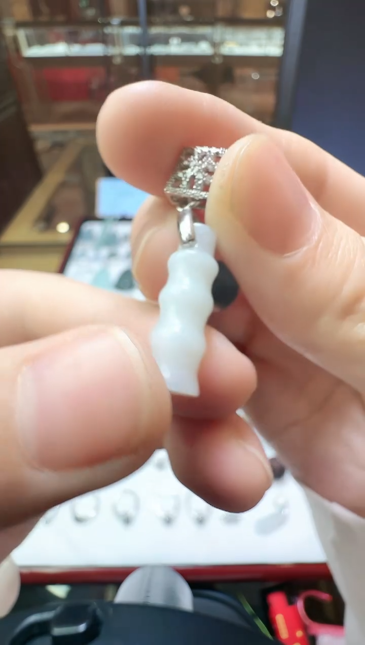 【闪购商品】翡翠吊坠(不含链)未镶嵌翡翠